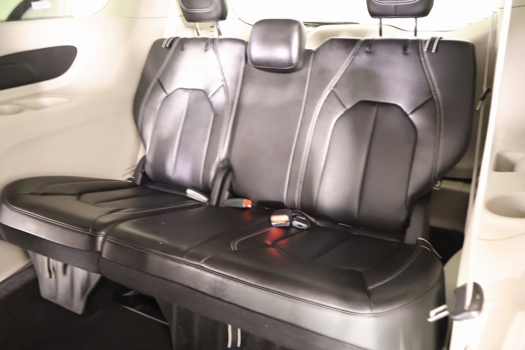 Used 2024 Chrysler Pacifica Touring-L image 13