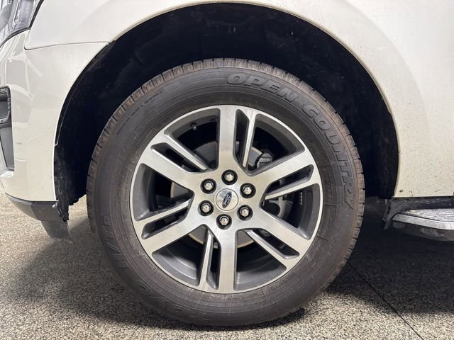Used 2023 Ford Expedition XLT image 3