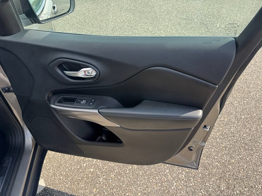 Used 2019 Jeep Cherokee Limited AWD/4WD image 17