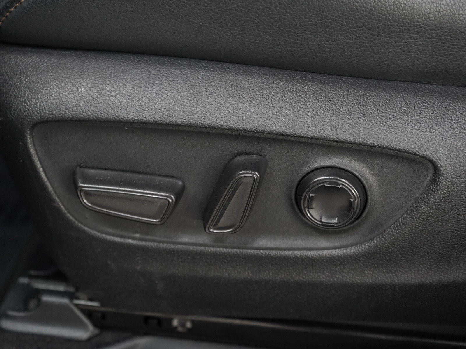 Used 2025 Toyota Sienna Platinum AWD/4WD image 28