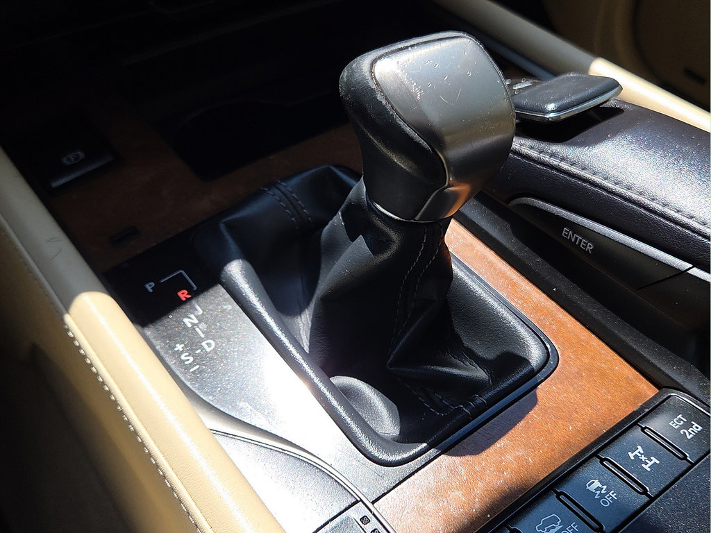 Used 2019 Lexus LX 570 4WD w/ Luxury Package image 20