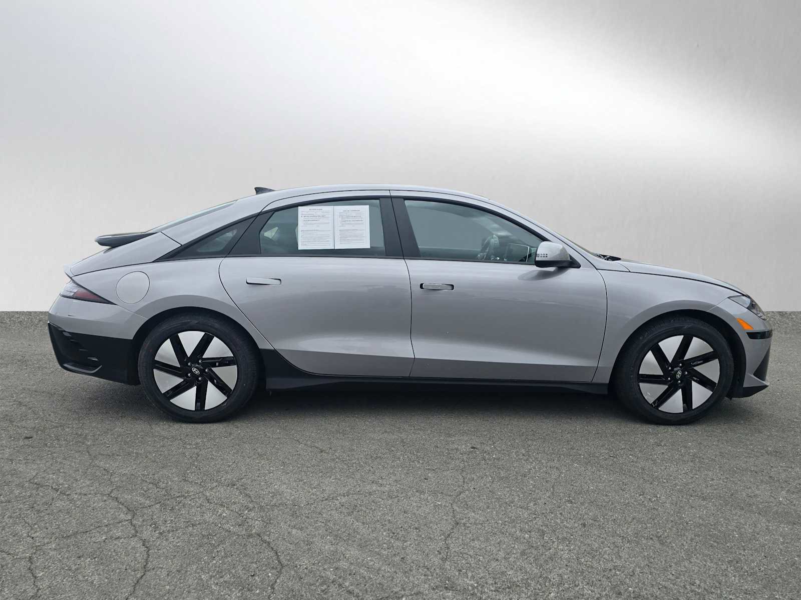 Used 2023 Hyundai Ioniq 6 SE RWD image 2