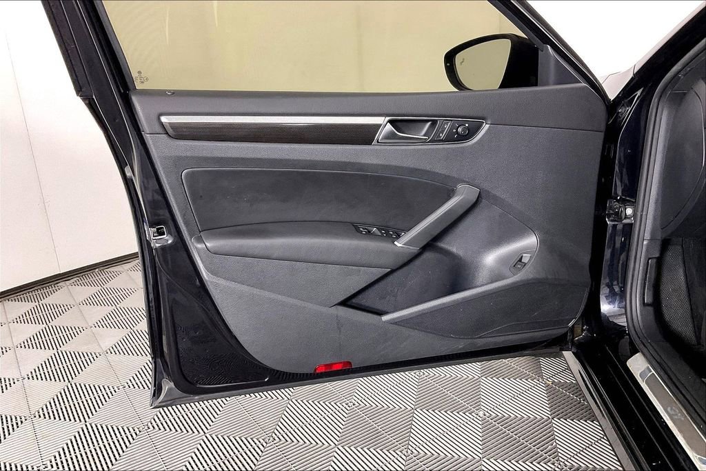 Used 2018 Volkswagen Passat 3.6 image 25