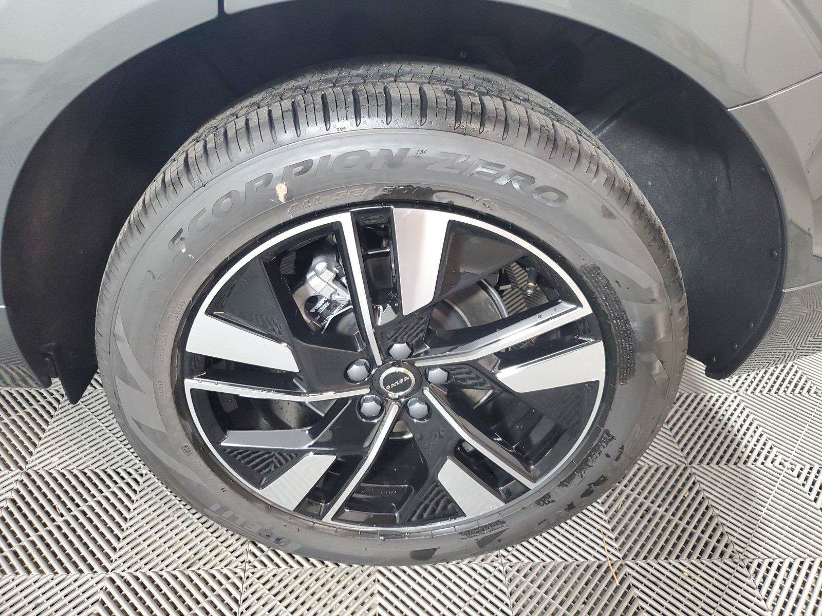 New 2027 Volvo XC60 B5 Plus AWD/4WD image 11
