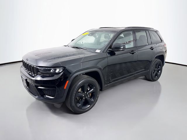 Used 2023 Jeep Grand Cherokee Altitude image 3