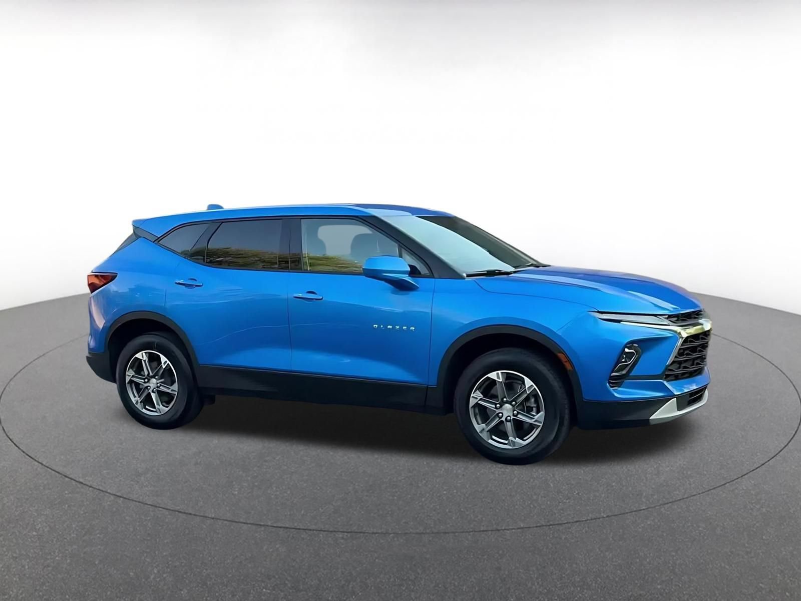 Used 2026 Chevrolet Blazer LT FWD image 2