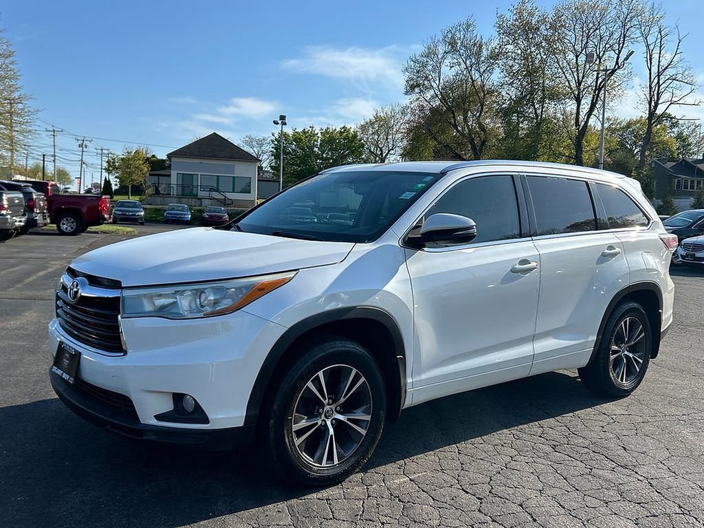 Used 2016 Toyota Highlander XLE AWD/4WD image 2