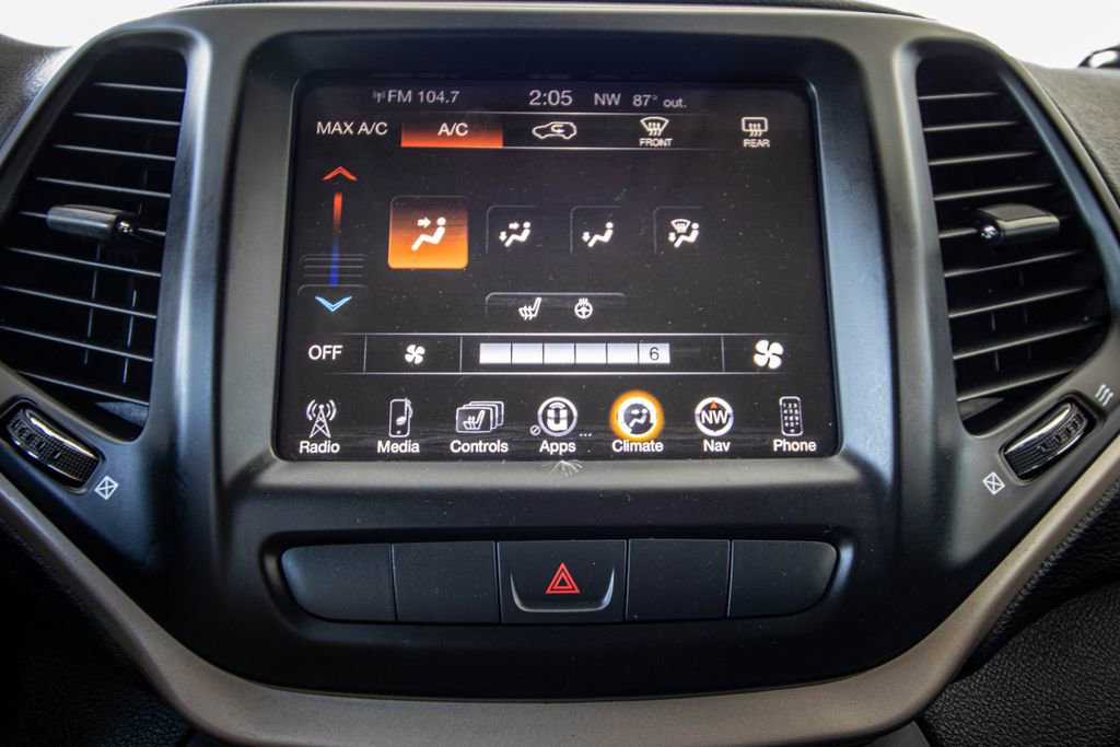 Used 2015 Jeep Cherokee Latitude w/ Cold Weather Group AWD/4WD image 40