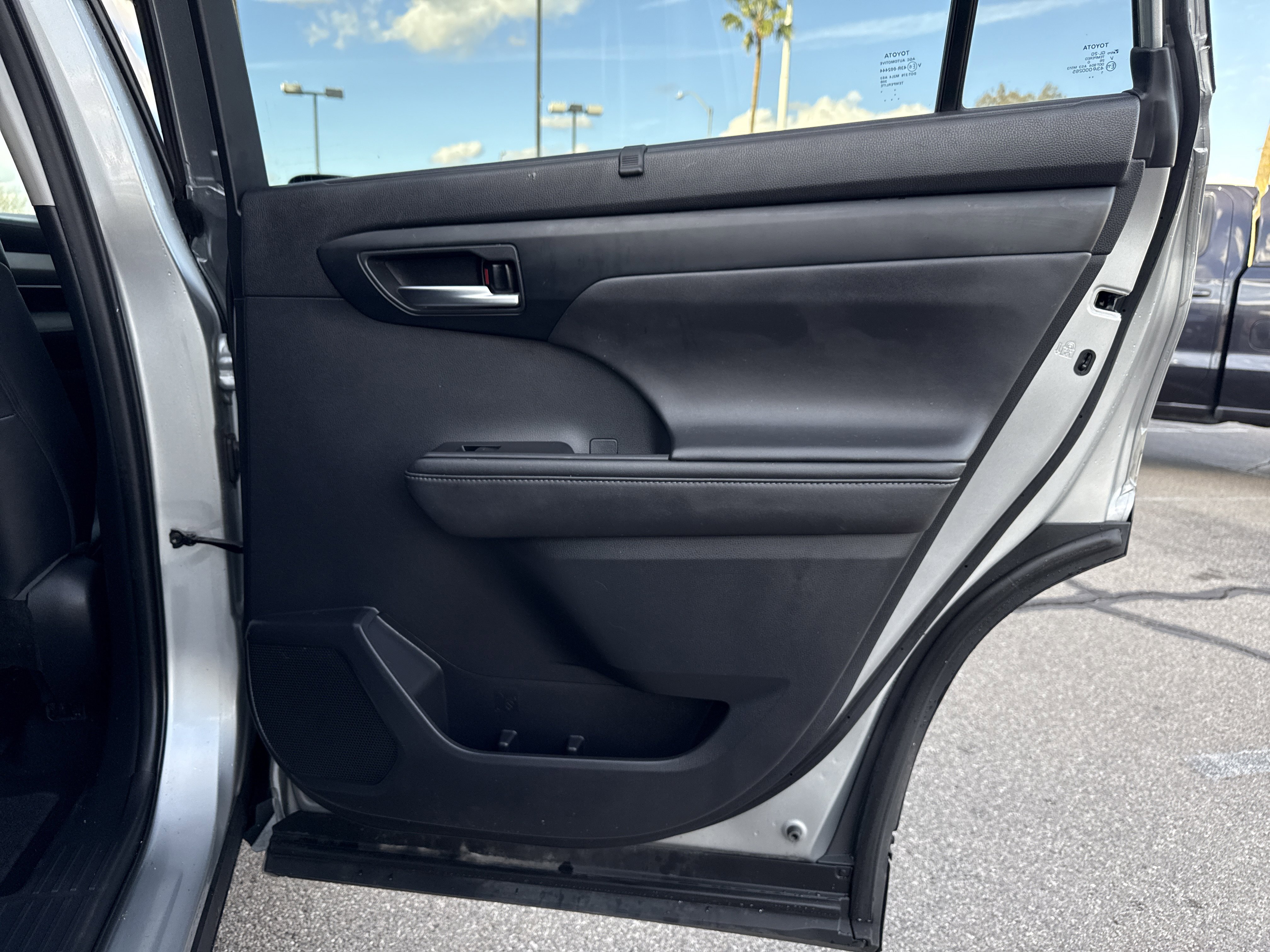 Used 2020 Toyota Highlander XLE image 31