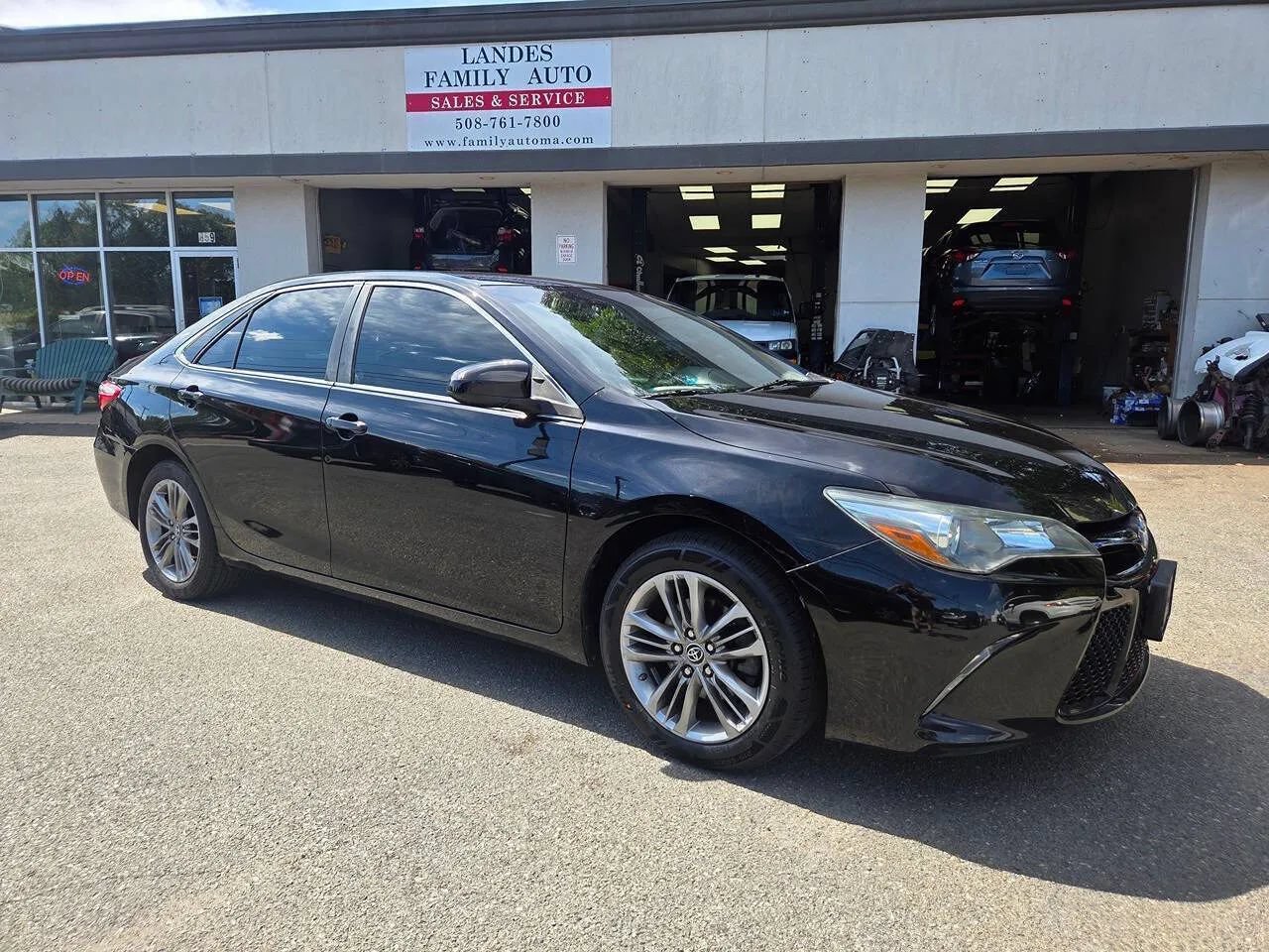 Used 2015 Toyota Camry SE FWD image 16