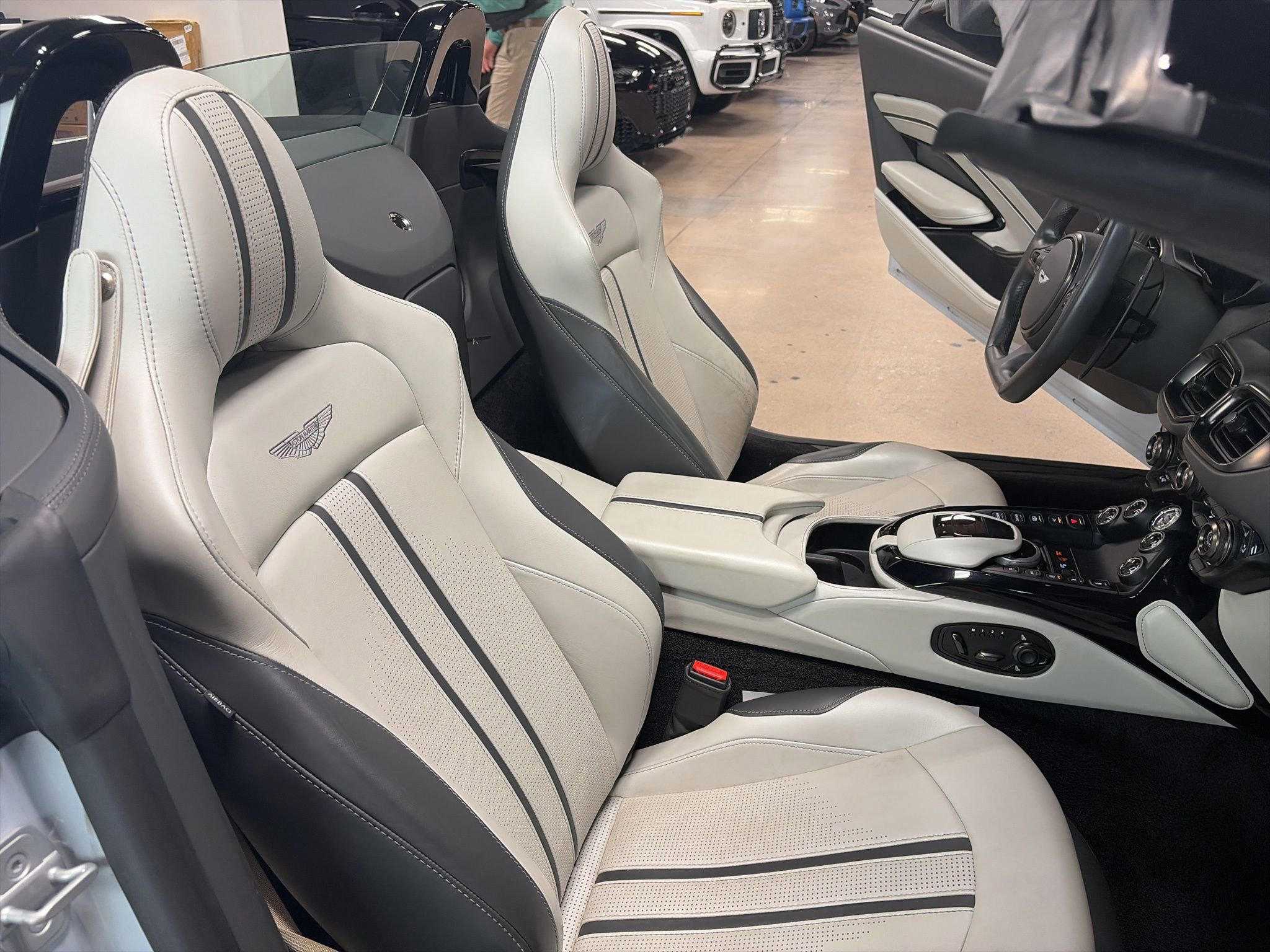 Used 2023 Aston Martin V8 Vantage Roadster RWD image 9