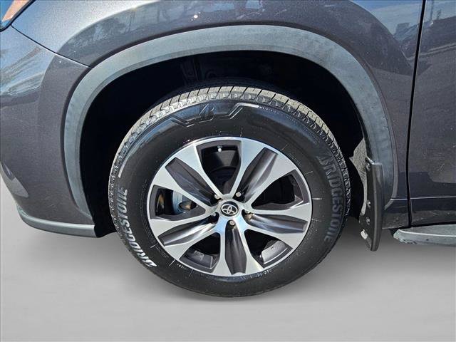 Used 2022 Toyota Highlander XLE FWD image 24