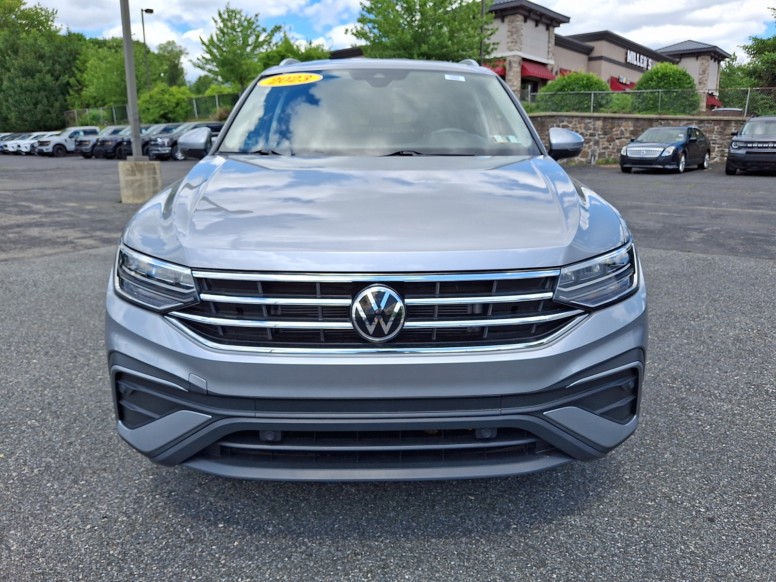 Used 2023 Volkswagen Tiguan SE AWD/4WD image 2