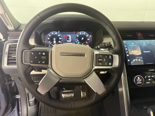 Used 2025 Land Rover Discovery Metropolitan Edition AWD/4WD image 17