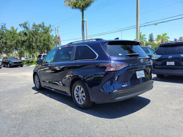 Used 2024 Toyota Sienna XLE FWD image 3
