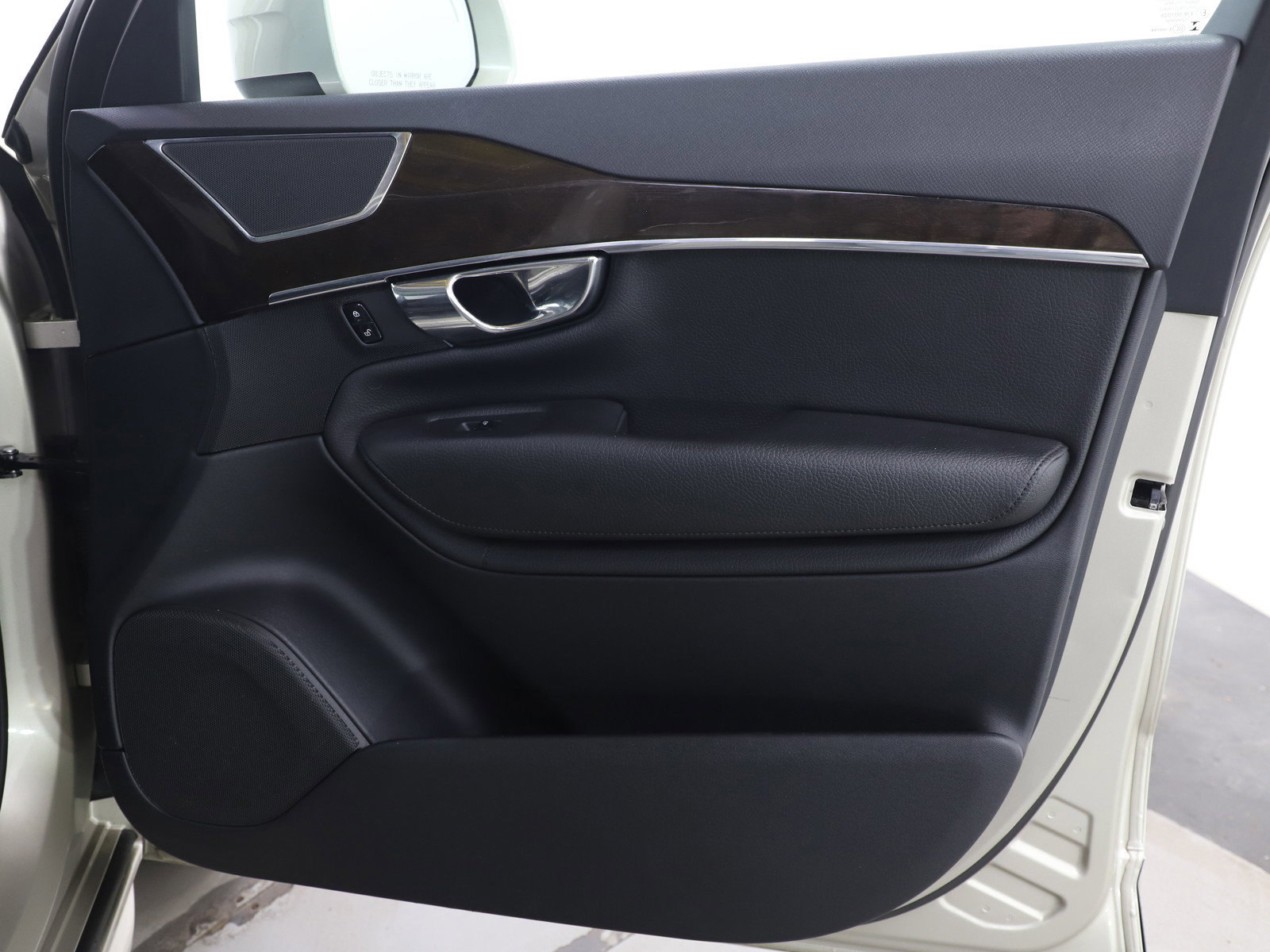 Used 2016 Volvo XC90 T6 Momentum w/ Momentum Plus Package image 9