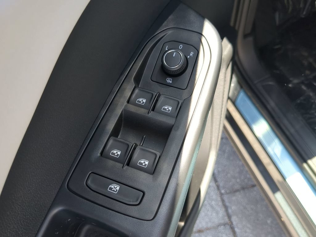 New 2026 Volkswagen Taos SE FWD image 17