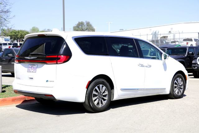 Used 2022 Chrysler Pacifica Limited w/ Uconnect Theater Family Group image 5