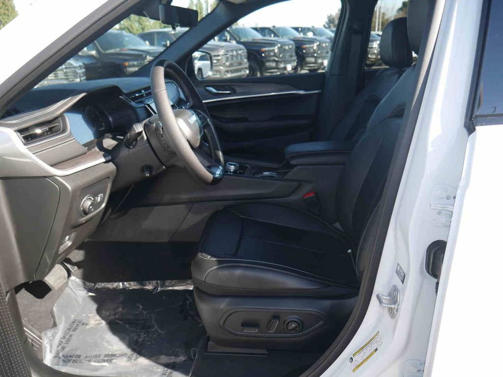 New 2025 Jeep Grand Cherokee Limited w/ Luxury Tech Group II image 28