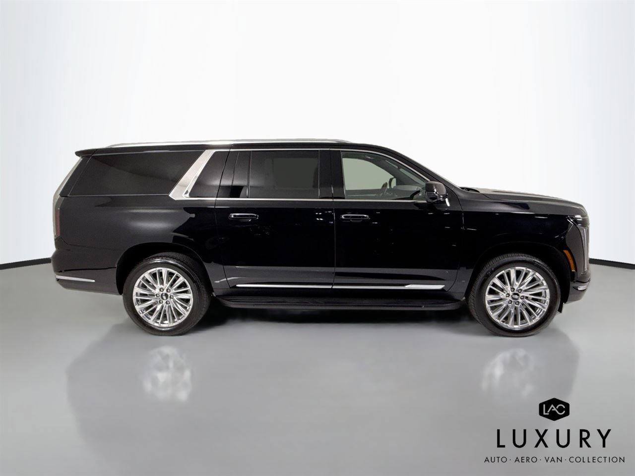 Used 2025 Cadillac Escalade ESV Premium Luxury image 5