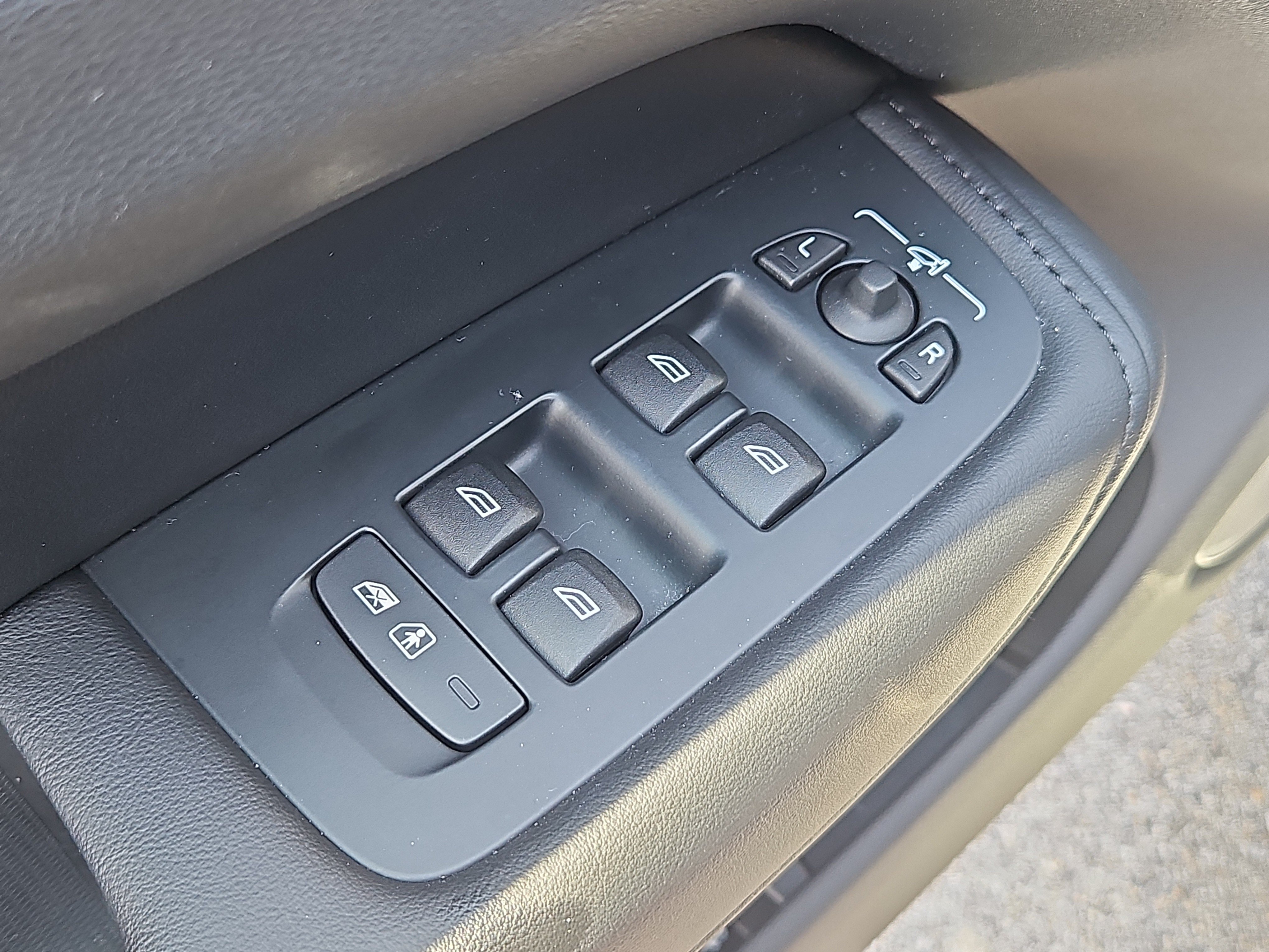 Used 2025 Volvo XC60 B5 Plus AWD/4WD image 19