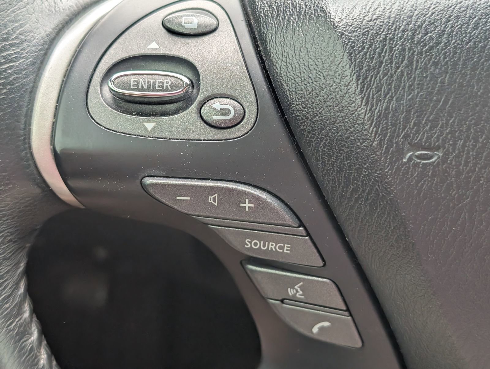 Used 2018 Nissan Pathfinder SV image 18