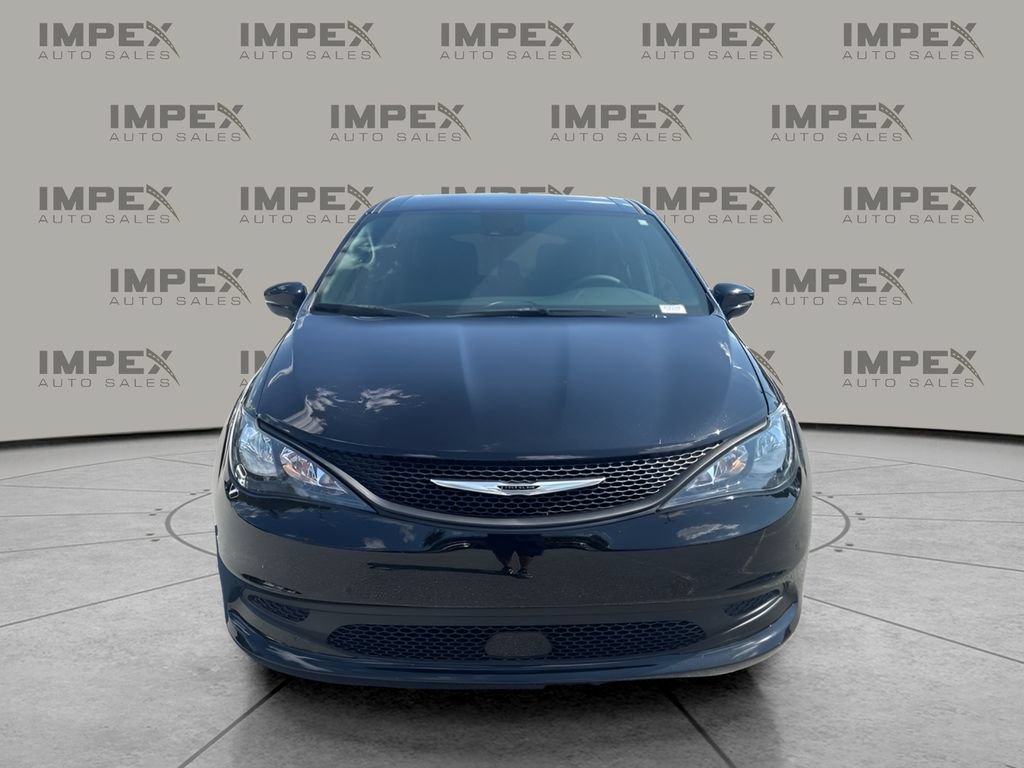 Used 2025 Chrysler Voyager LX FWD image 5
