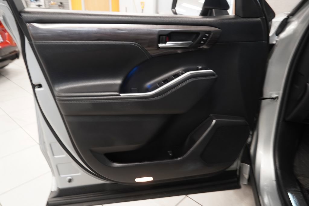 Used 2022 Toyota Highlander Platinum image 18