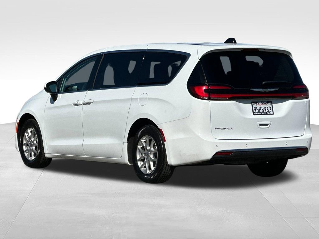 Used 2023 Chrysler Pacifica Touring-L image 3
