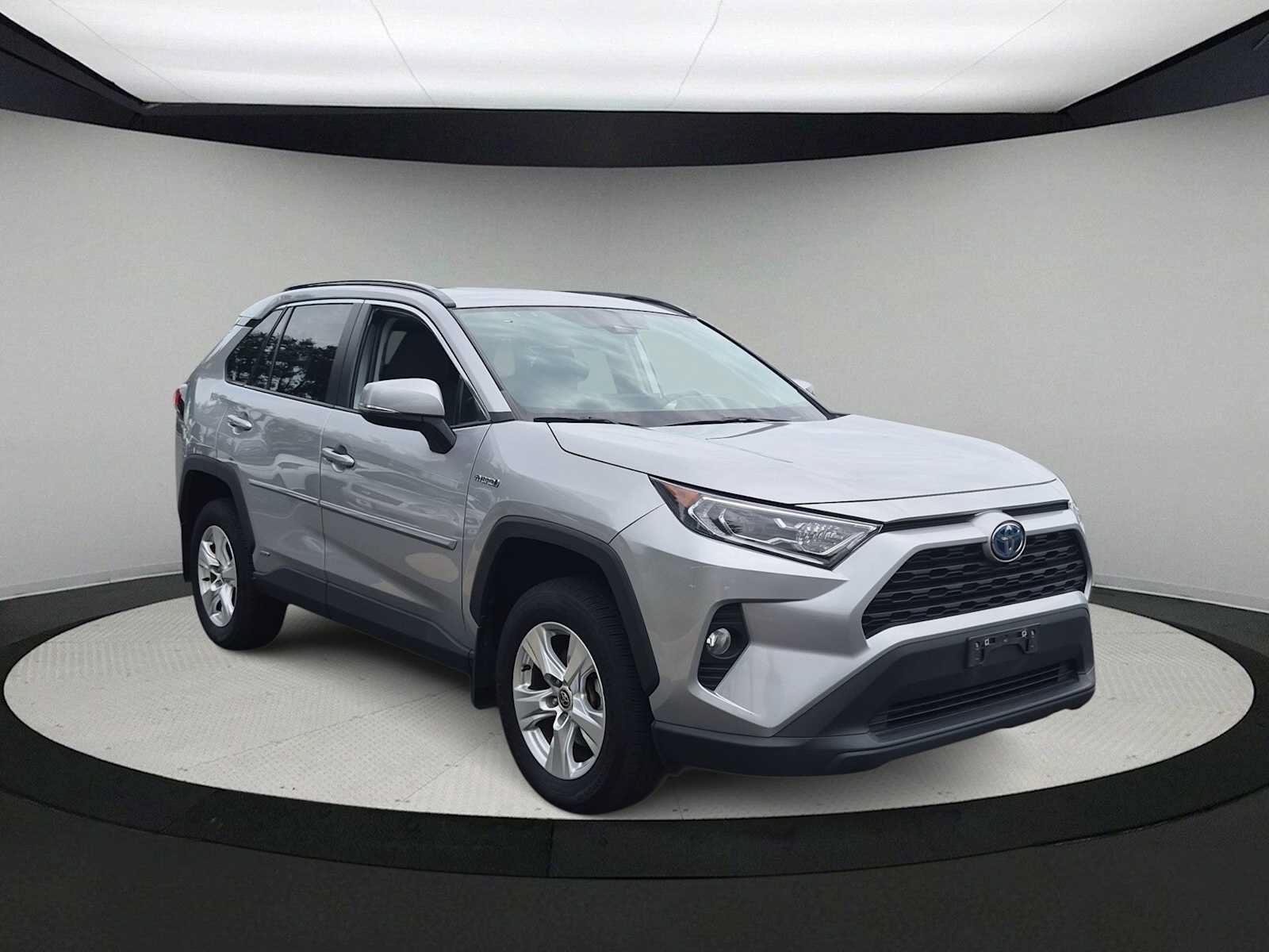 Used 2021 Toyota RAV4 XLE w/ Convenience Package AWD/4WD image 2