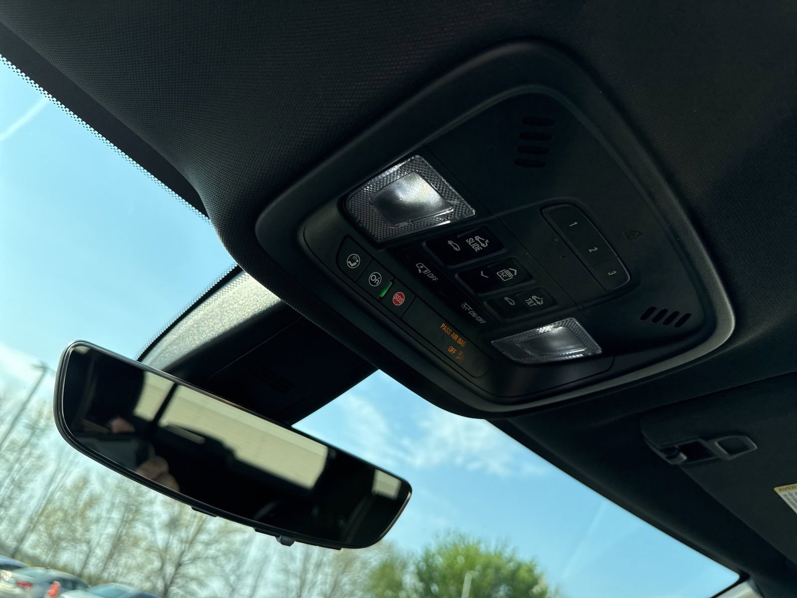 Used 2023 Chevrolet Traverse Premier image 3