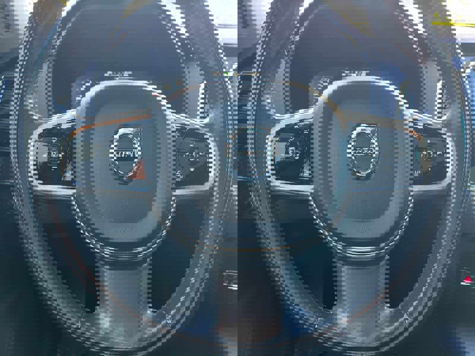 Used 2017 Volvo XC90 T6 Momentum w/ Vision Package image 26