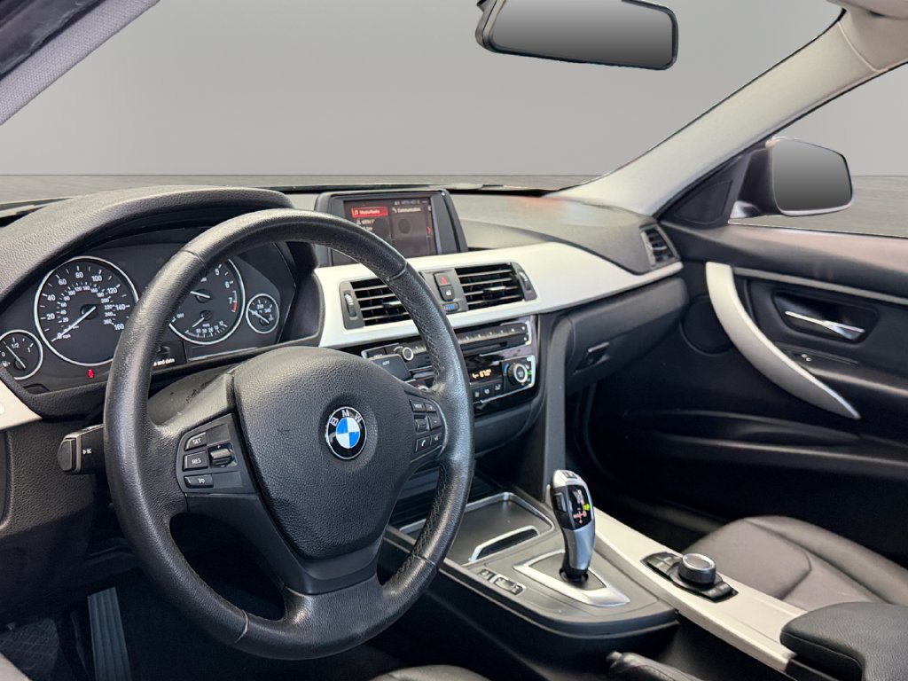 Used 2018 BMW 320i xDrive Sedan AWD/4WD image 15