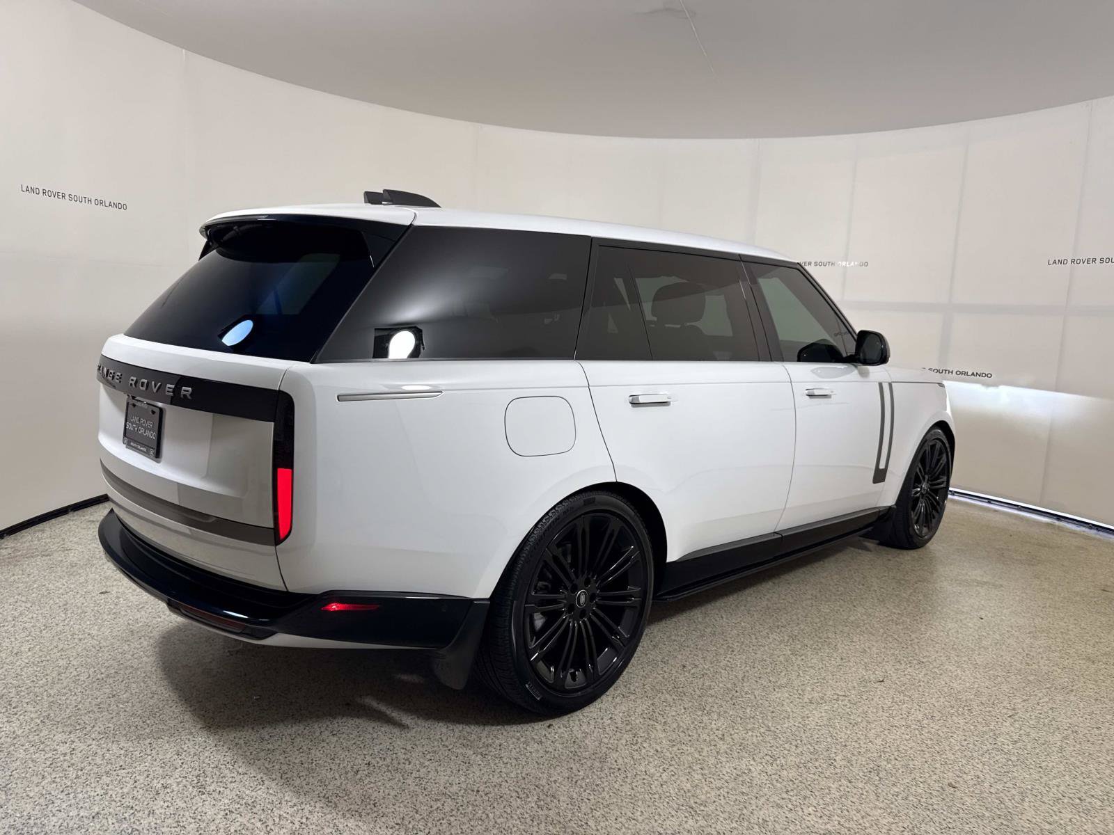 Used 2025 Land Rover Range Rover Long Wheelbase SE AWD/4WD image 5