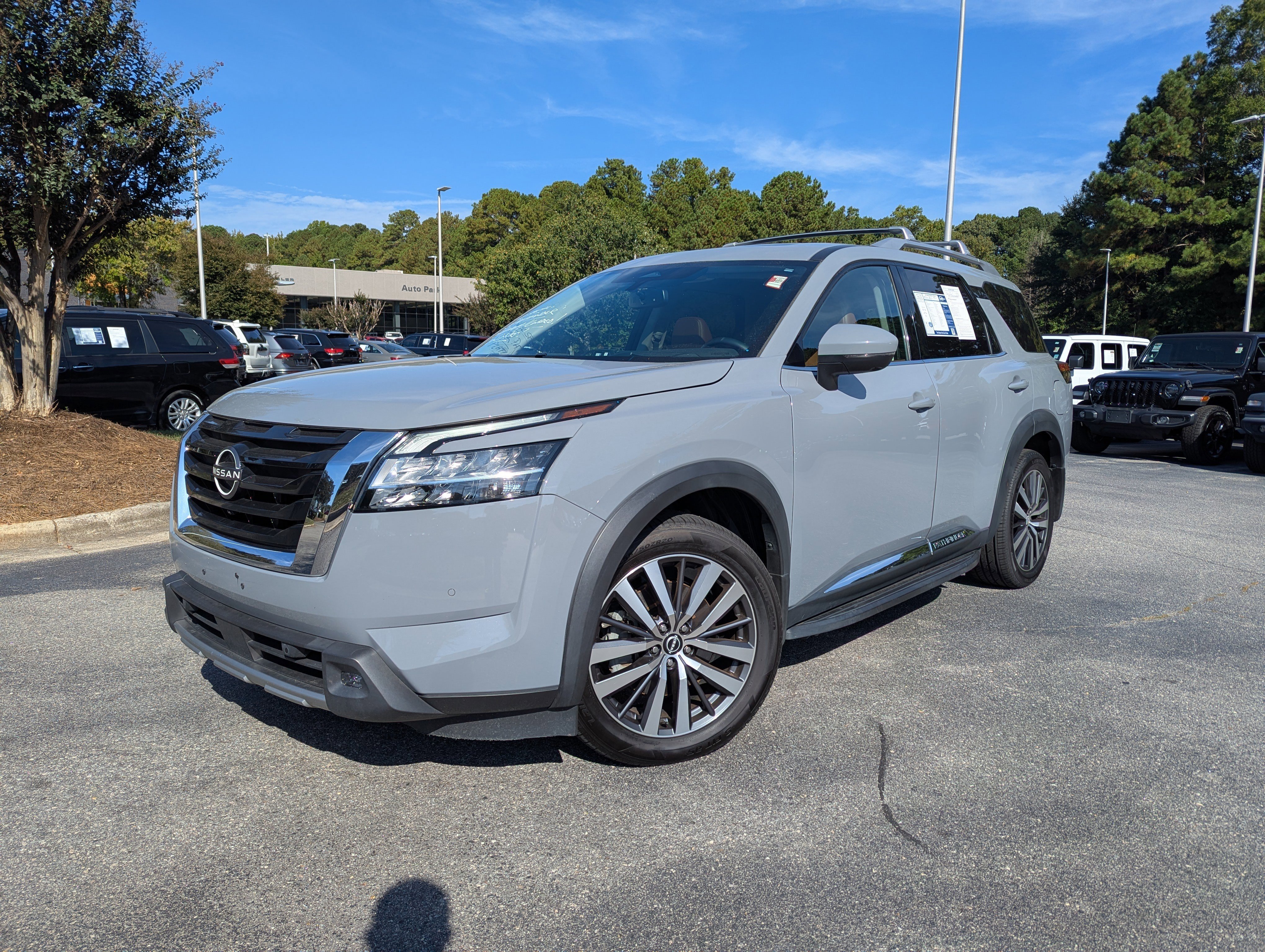 Used 2022 Nissan Pathfinder Platinum w/ Lighting Package (N93)