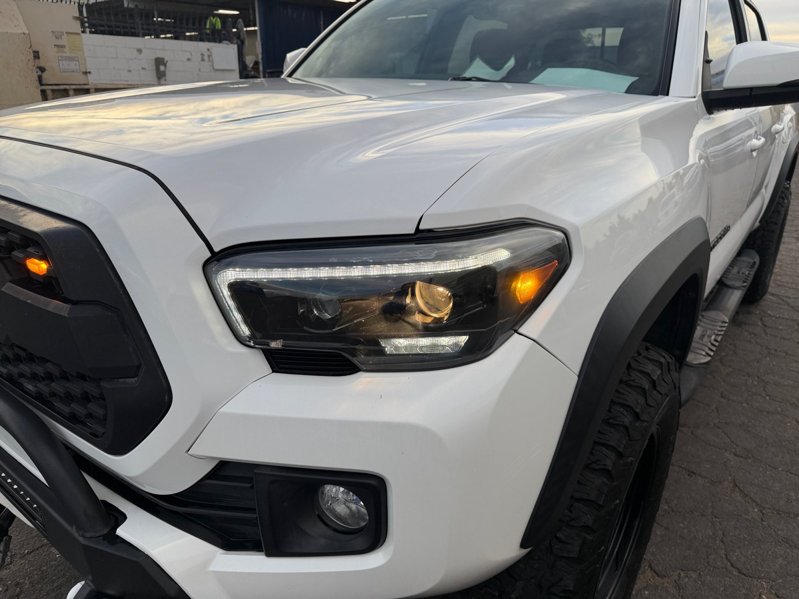 Used 2017 Toyota Tacoma TRD Off-Road w/ Premium & Technology Package AWD/4WD image 9