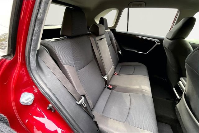 Used 2021 Toyota RAV4 LE image 17