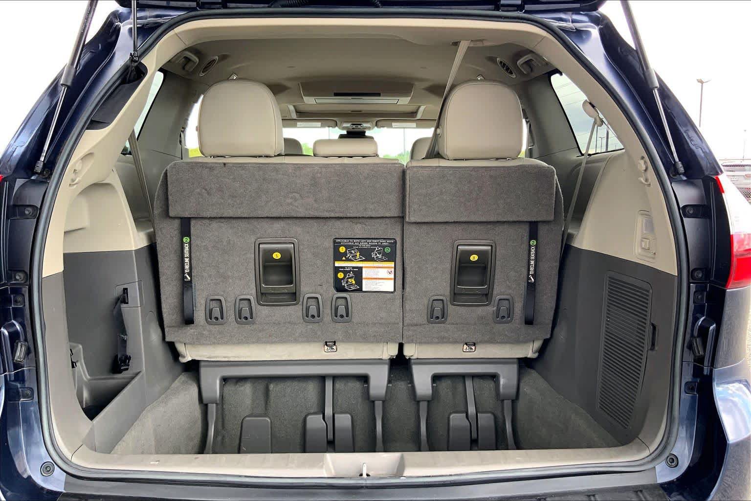 Used 2020 Toyota Sienna XLE Premium FWD image 34