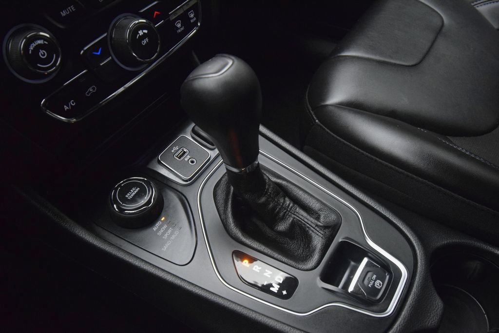 Used 2019 Jeep Cherokee Latitude Plus w/ Cold Weather Group AWD/4WD image 25