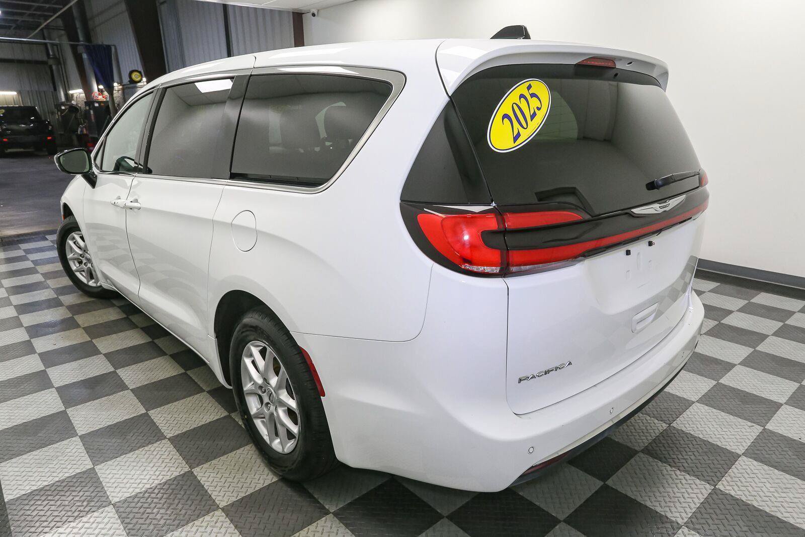 Used 2025 Chrysler Pacifica Select FWD image 9