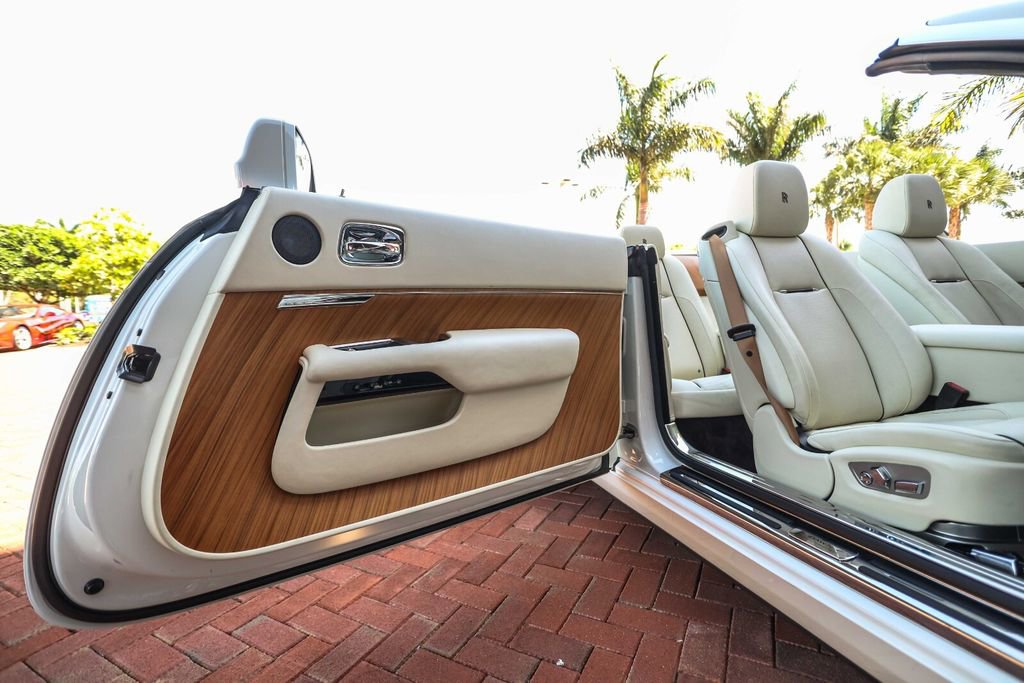 Used 2016 Rolls-Royce Dawn image 54