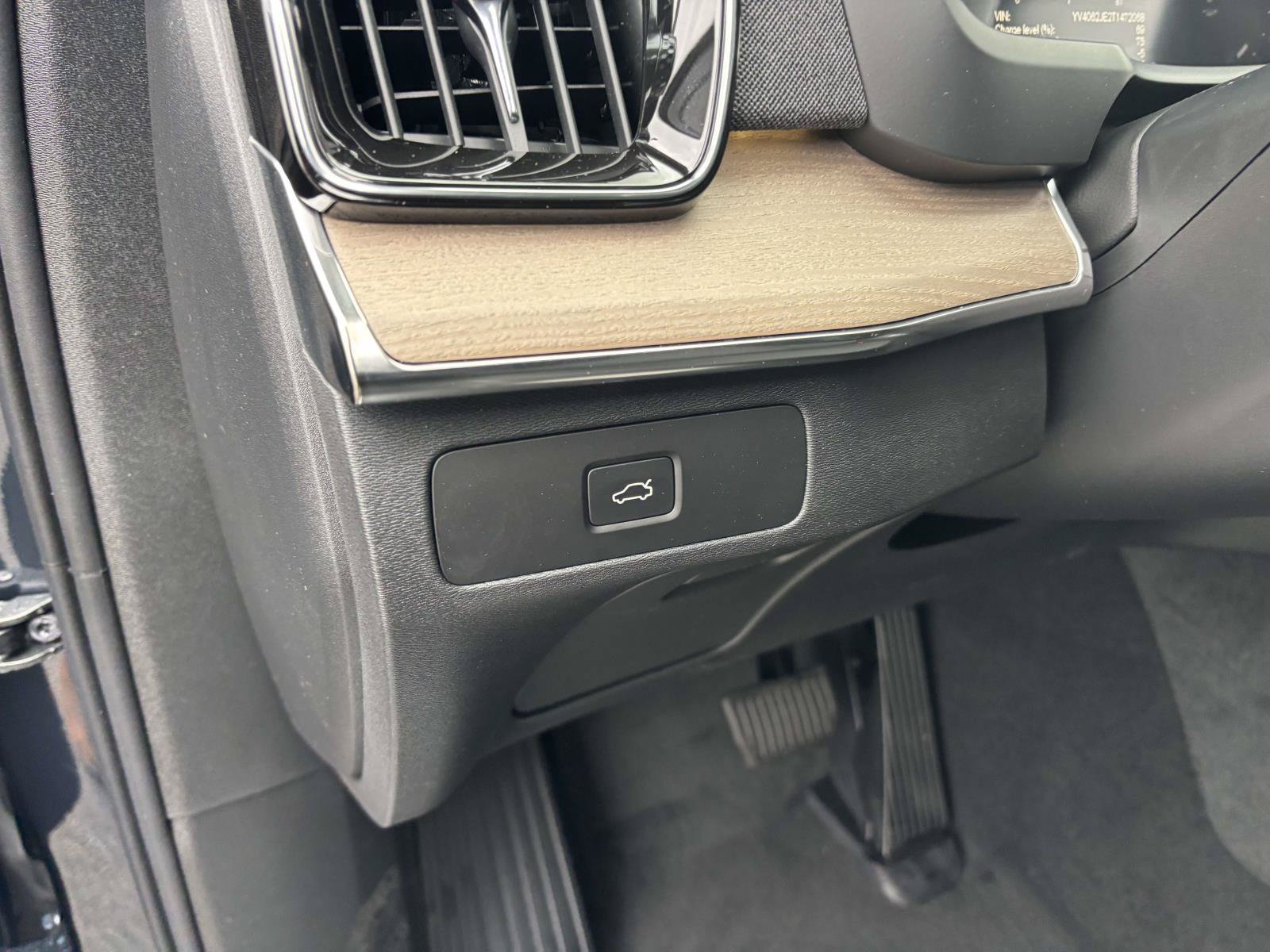 Certified 2026 Volvo XC90 B6 Plus w/ Protection Package Premier AWD/4WD image 15