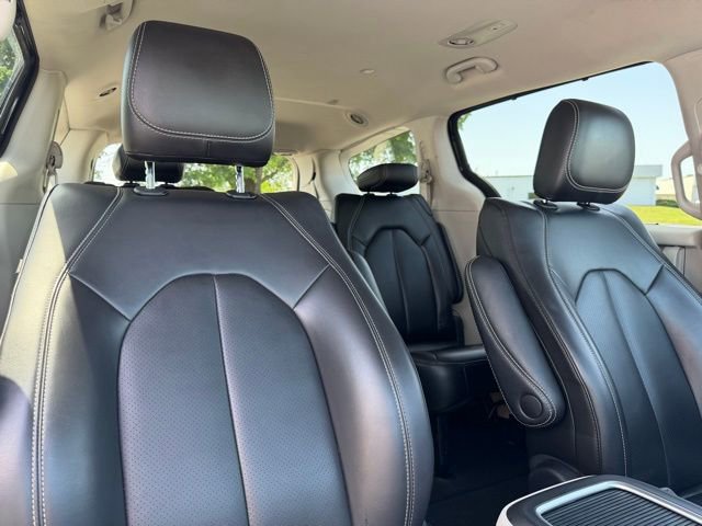 Used 2023 Chrysler Pacifica Touring-L FWD image 11