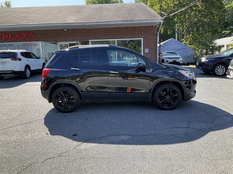 Used 2019 Chevrolet Trax LT w/ Sun & Sound Package AWD/4WD image 4