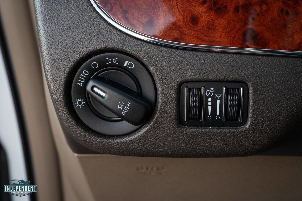 Used 2014 Chrysler Town & Country Touring image 22