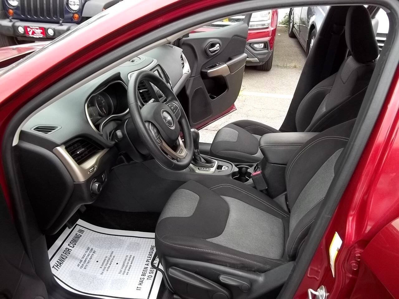 Used 2017 Jeep Cherokee Sport AWD/4WD image 8