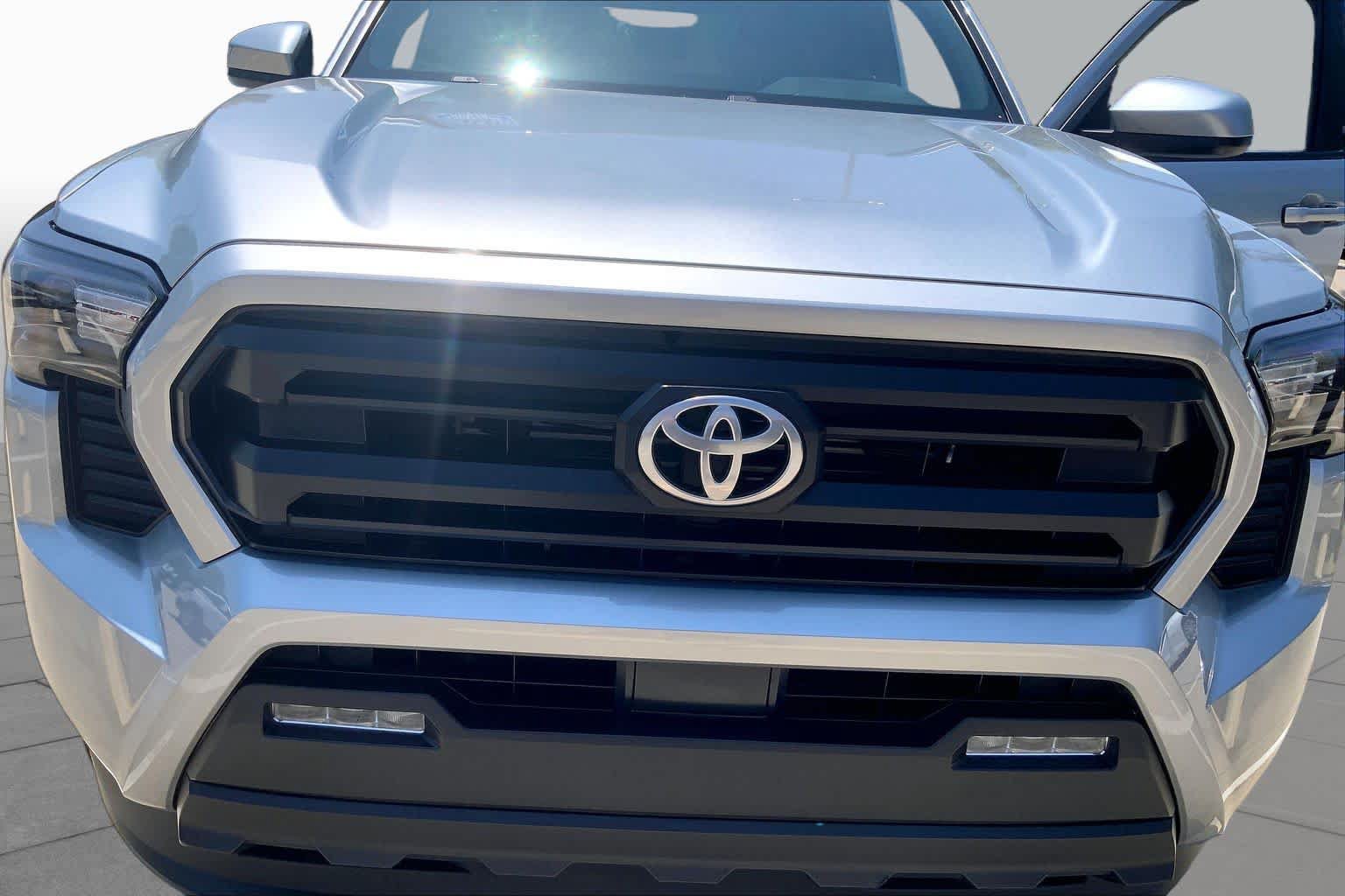 Used 2025 Toyota Tacoma SR5 AWD/4WD image 32
