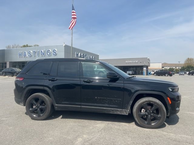 Used 2023 Jeep Grand Cherokee Altitude image 6