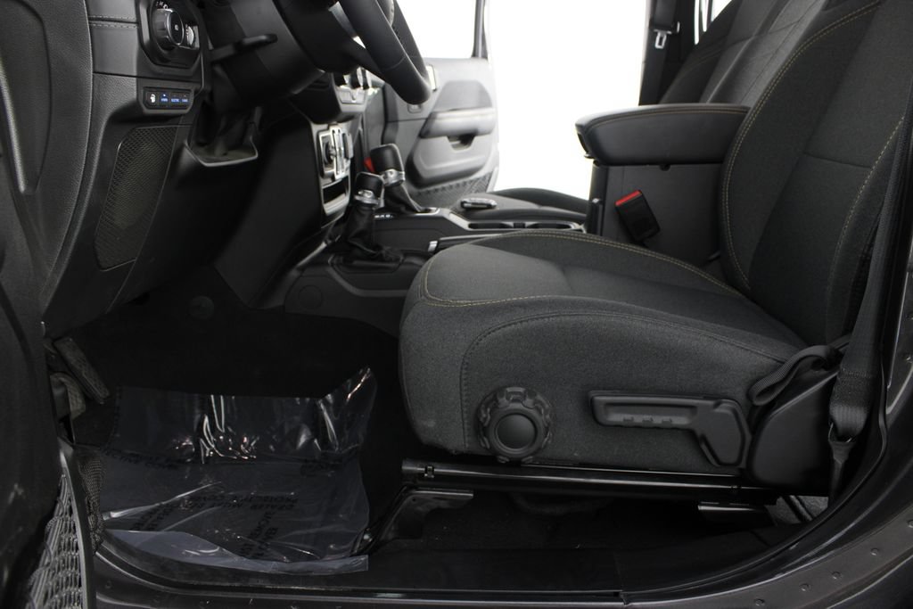 Used 2025 Jeep Wrangler Unlimited Sahara AWD/4WD image 14