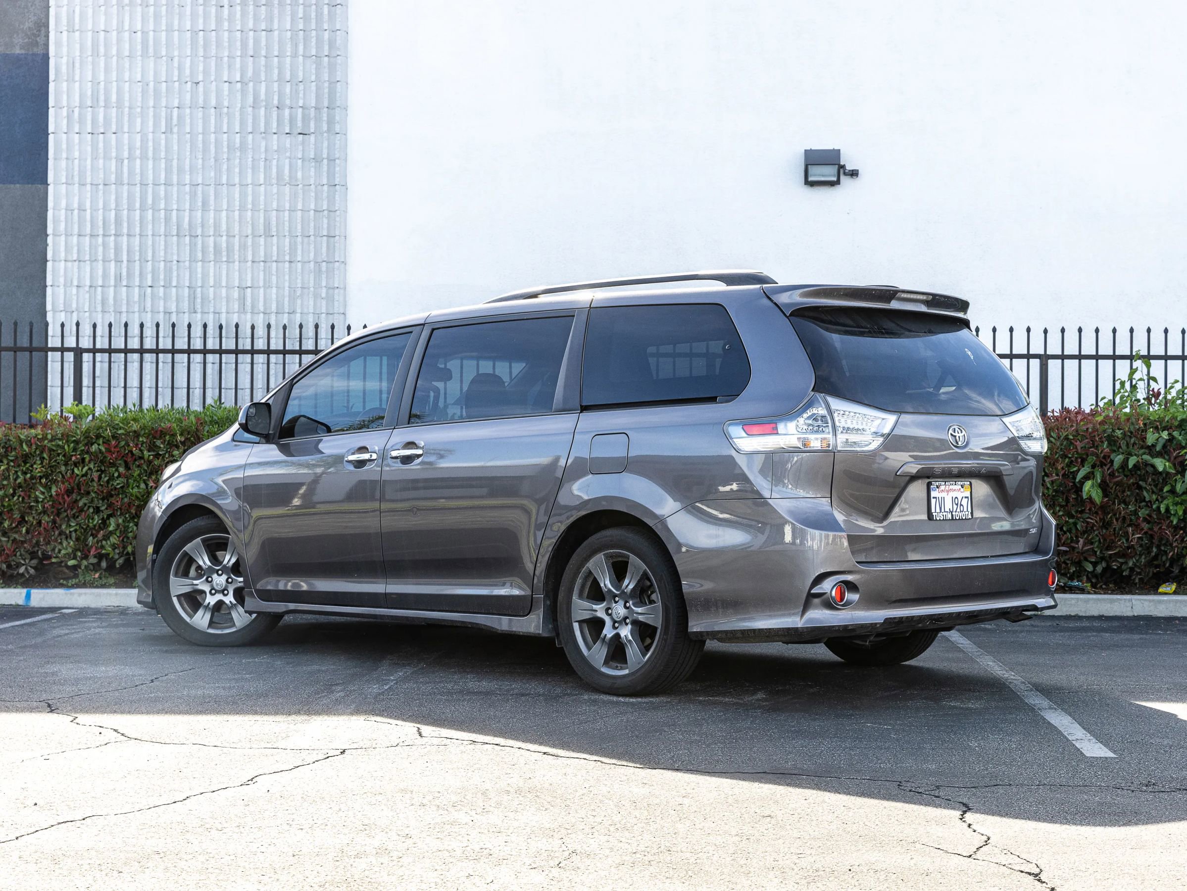 Used 2017 Toyota Sienna SE FWD image 3